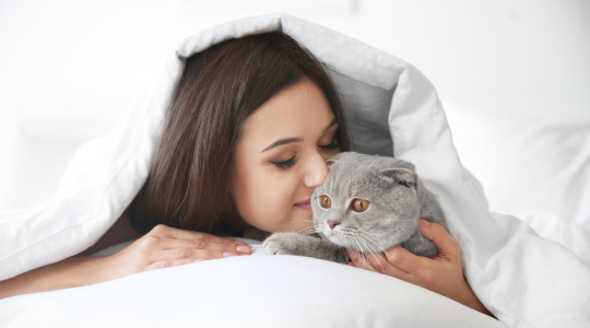kobieta z kotem w łóżku